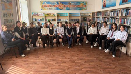 Библиотекарь школы Баянбаева Ж.О. с учащимися 8 "Б" класса посетили Центральную библиотеку